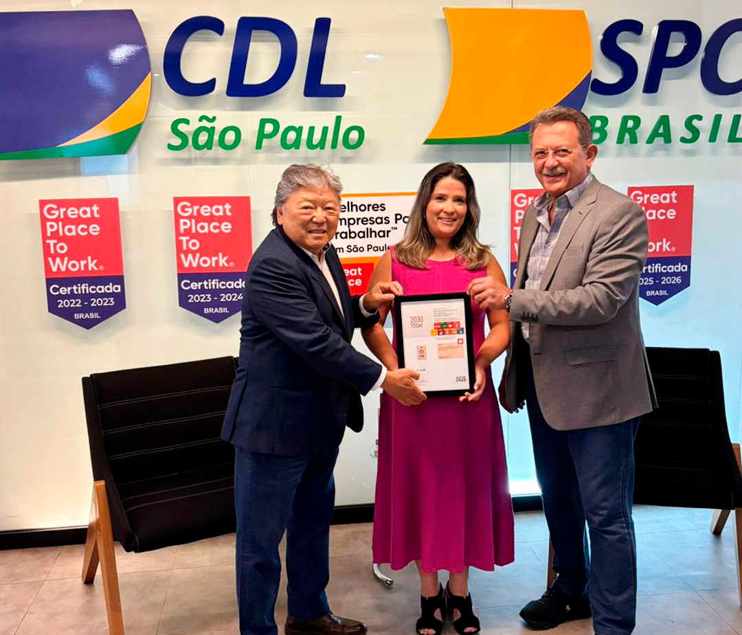É com grande orgulho que compartilhamos um grande momento em nossa trajetória. Nosso Presidente, Mauricio Stainoff , recebeu o Diretor da FIESP, Mario Hirose , para a entrega oficial da Certificação de Sustentabilidade SGS à CDL São Paulo.

Este selo não é apenas um reconhecimento; é o reflexo do nosso compromisso genuíno com os pilares de sustentabilidade, igualdade e equidade. Na CDL SP, acreditamos que o nosso desenvolvimento deve caminhar lado a lado com a responsabilidade social e ambiental.
O encontro contou também com a presença da nossa advogada, Karyna de Almeida Carvalho, cujo trabalho em governança e compliance foi essencial para estruturarmos as metas que nos levaram a esta conquista.

Este marco é fruto da dedicação de cada colaborador que contribuiu para chegarmos até aqui. Seguimos firmes no propósito de liderar pelo exemplo, fomentando um ecossistema de negócios mais justo e sustentável para toda a sociedade.